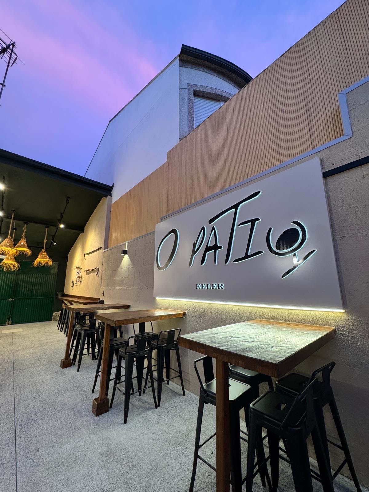 Interior acogedor de O Patio con mesas y ambiente íntimo