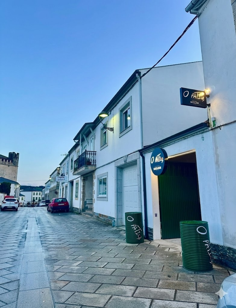 Calle de Portomarín con la fachada de O Patio al fondo